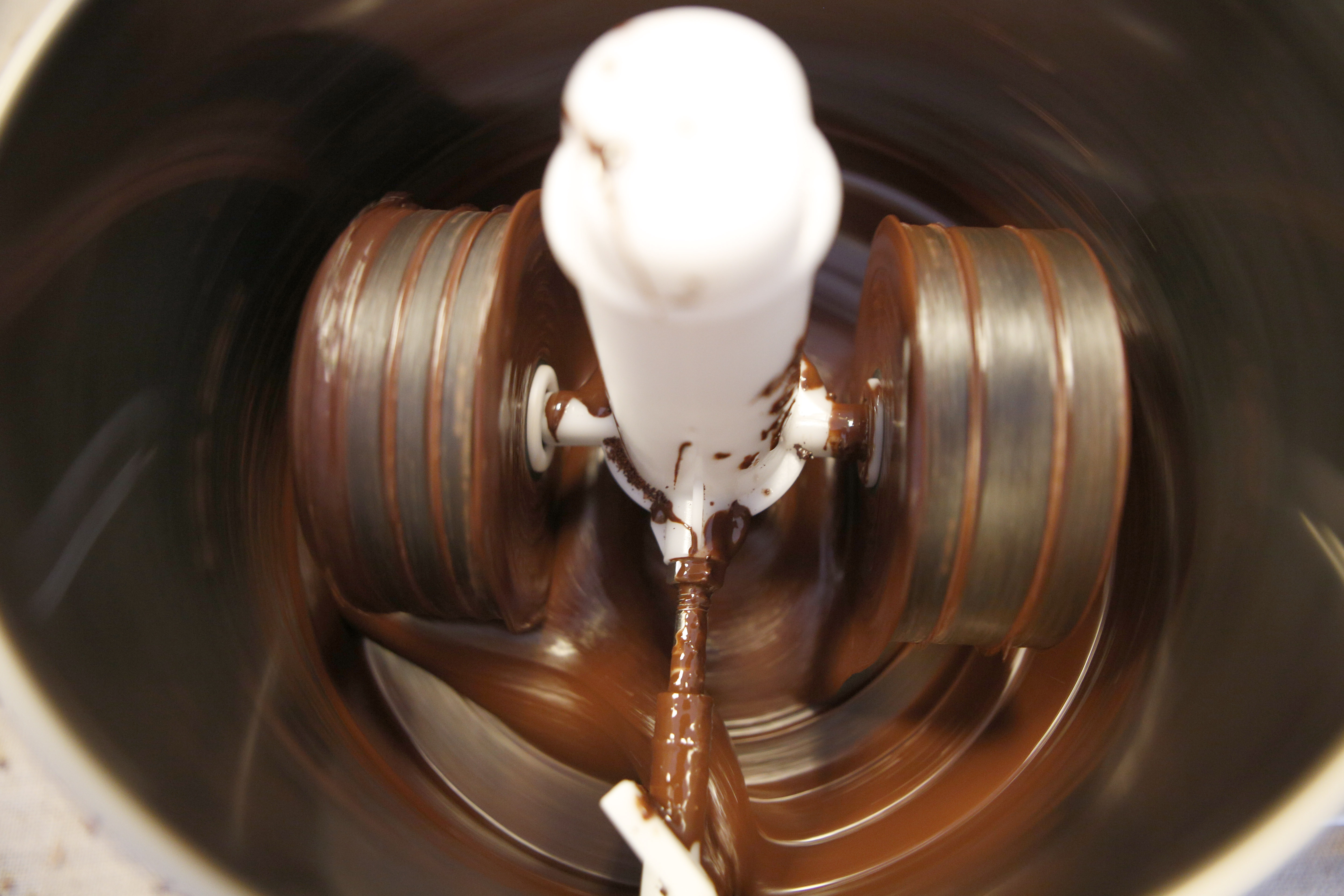 Interior de una conchadora miniatura de cacao