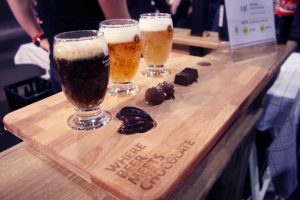 cata de cervezas artesanales en Madrid con chocolate