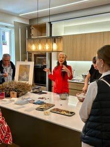 Helen López, experta en chocolate, dirigiendo una cata privada para un grupo de amigos en Madrid.